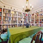 Luxury And Large 2 Bedroom Apartment In The Exclusive Golden Triangle