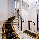 Luxury And Large 2 Bedroom Apartment In The Exclusive Golden Triangle